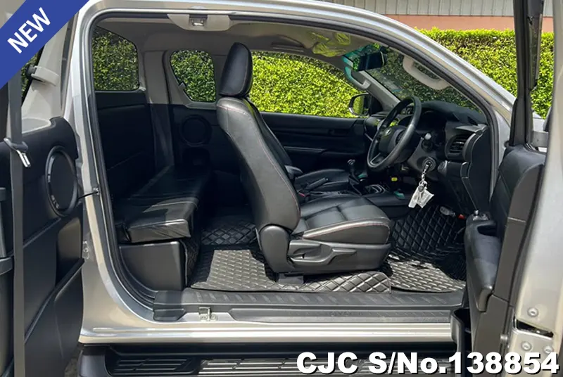 Toyota Hilux in Gray for Sale Image 9