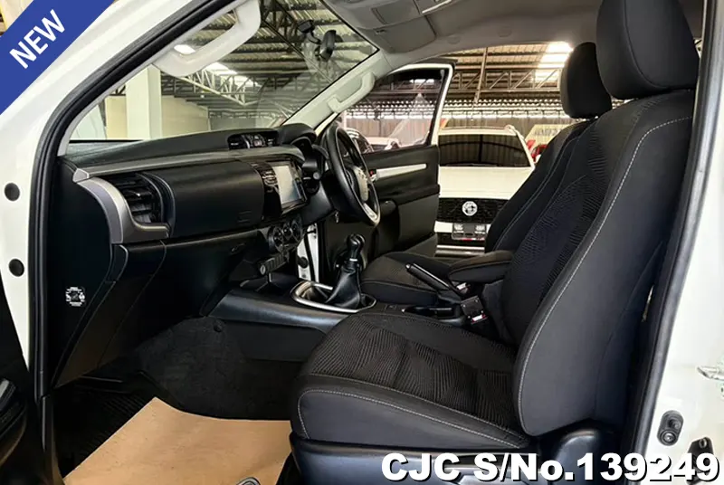 Toyota Hilux in White for Sale Image 9